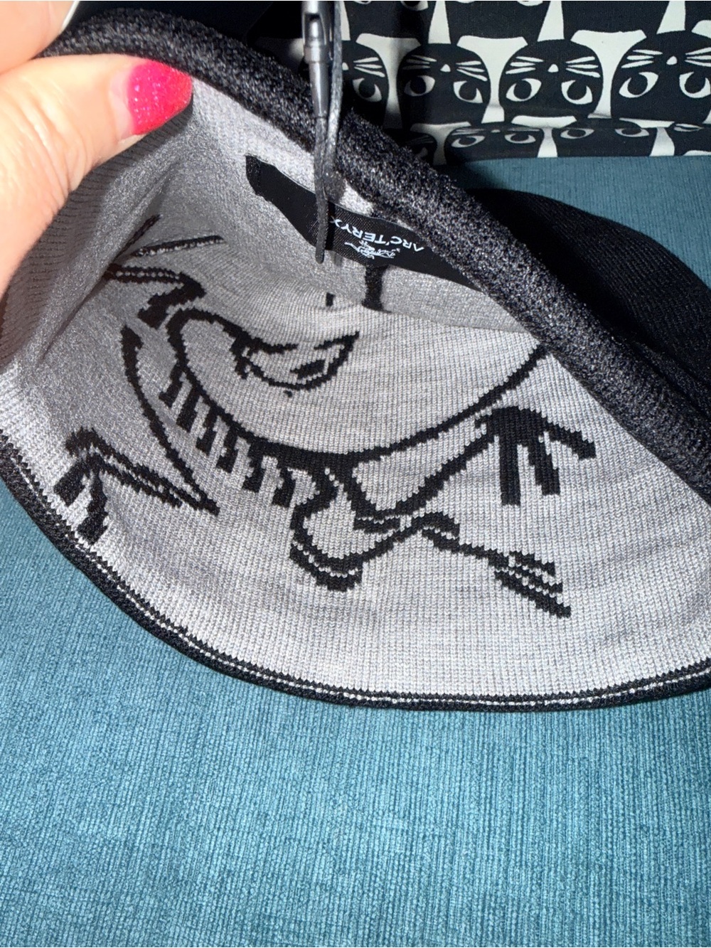 Arc'teryx Black Beanie with White Logo Knit - Picture 3 of 3